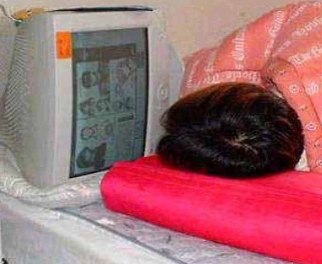 #oldies #computer #display while in bed #habal #هبل
#HabaLdotCom
#هبل_دوت_كوم